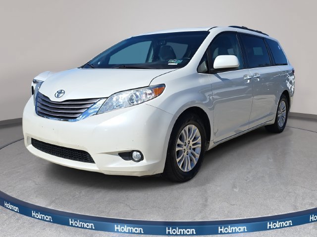 Used 2017 Toyota Sienna XLE FWD image 1