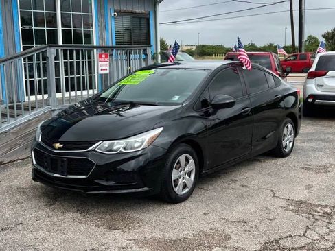 Used 2018 Chevrolet Cruze LS image 2