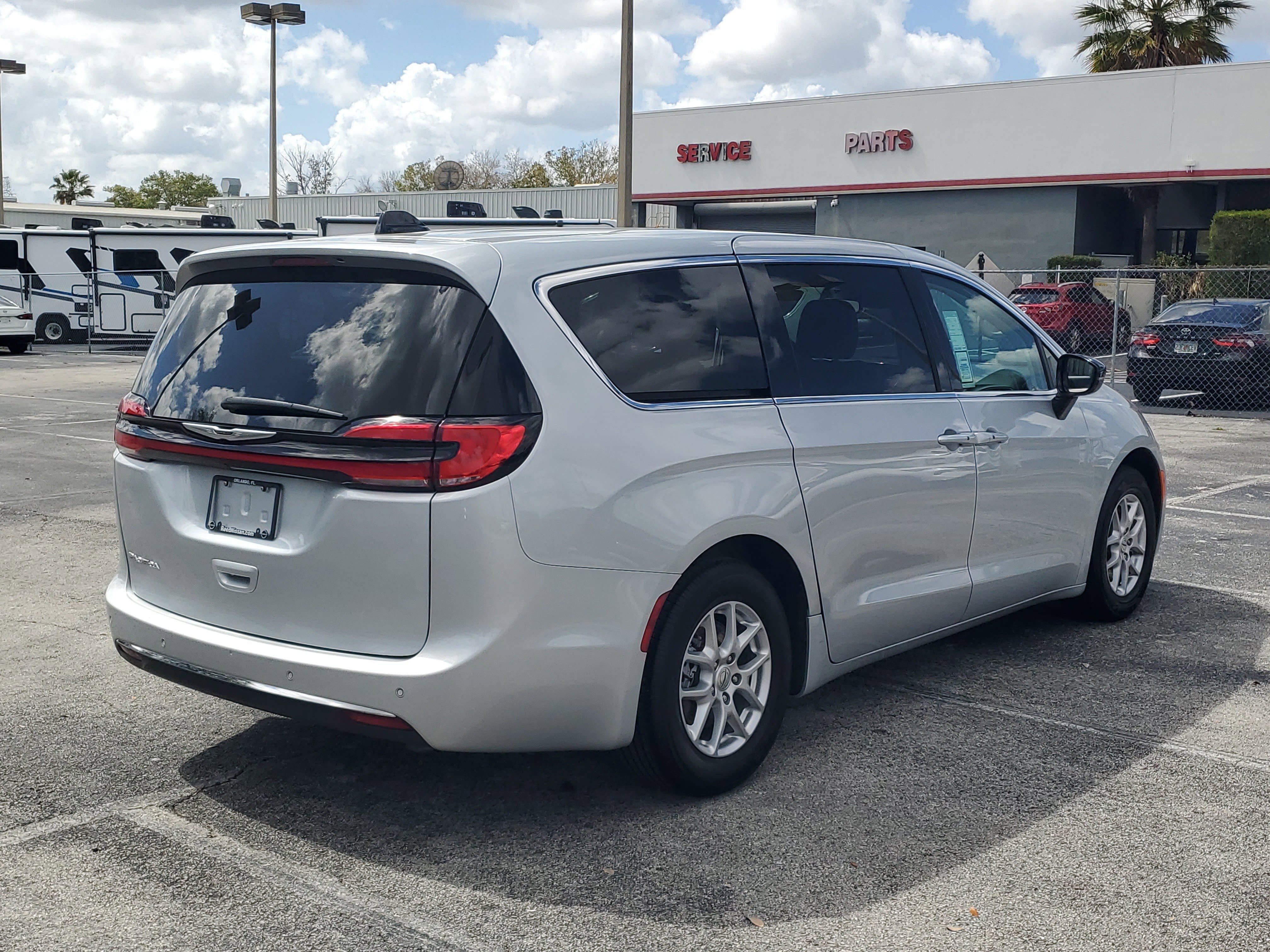 Used 2024 Chrysler Pacifica Touring-L FWD image 4