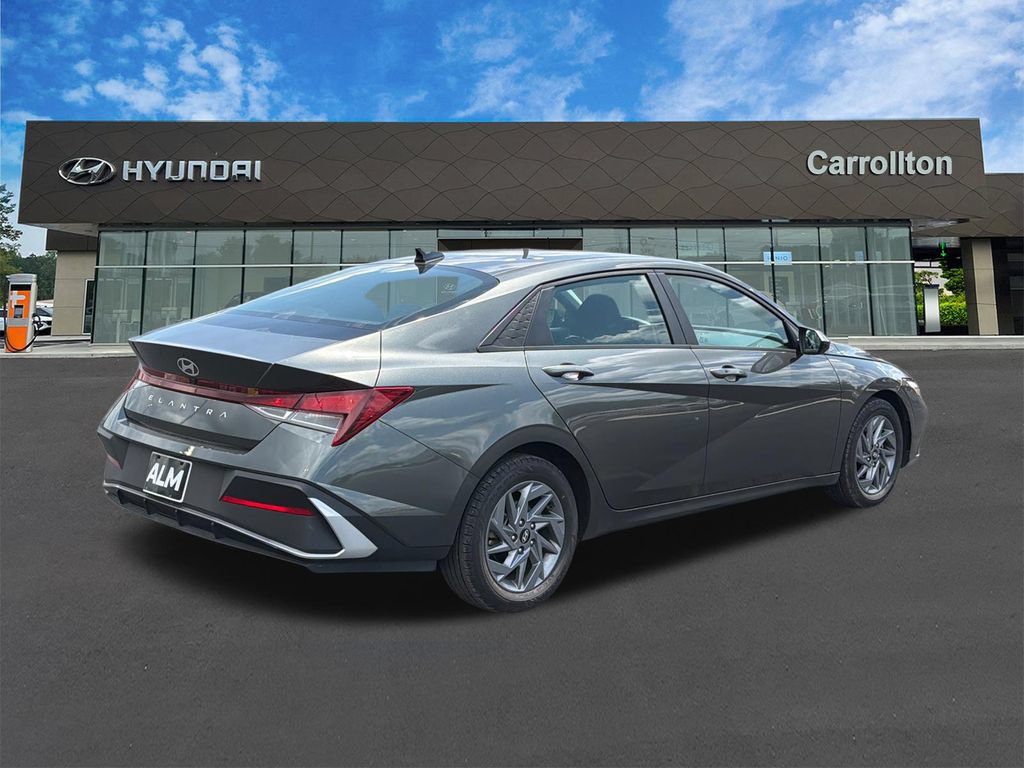 Used 2024 Hyundai Elantra SEL FWD image 5