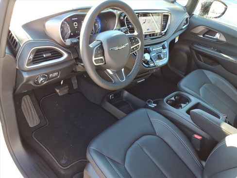 New 2026 Chrysler Pacifica Select image 3