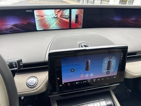 Used 2025 Lincoln Nautilus Premier image 25