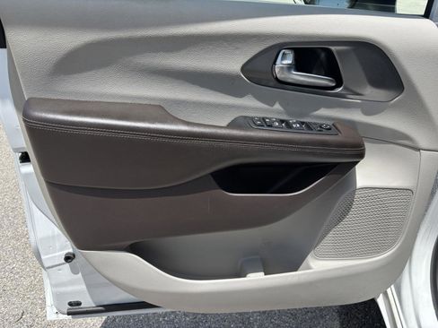 Used 2021 Chrysler Voyager LX image 37