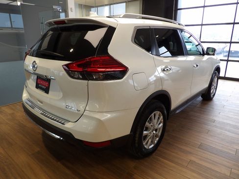 Used 2017 Nissan Rogue SV w/ SV Premium Package image 6