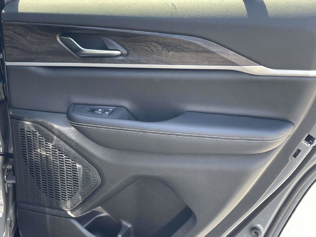 New 2027 Jeep Grand Cherokee Altitude AWD/4WD image 19