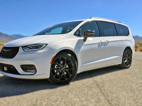 Used 2024 Chrysler Pacifica Touring-L w/ Uconnect Theater Family Group image 1