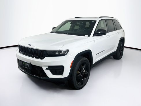 Used 2023 Jeep Grand Cherokee Altitude RWD image 3