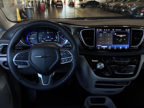 Used 2023 Chrysler Pacifica Touring-L FWD image 16
