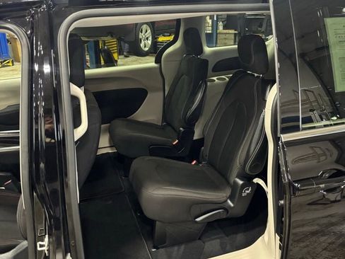 Used 2024 Chrysler Voyager LX image 17