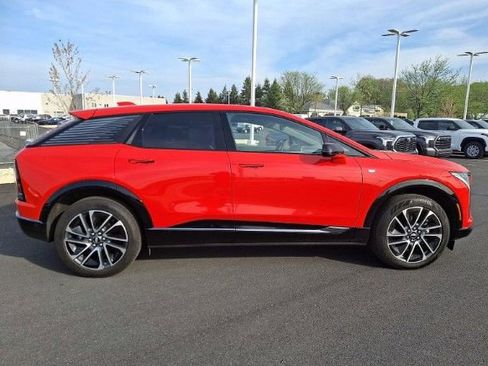 Certified 2025 Cadillac Optiq Sport 2 AWD/4WD image 3