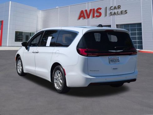 Used 2025 Chrysler Pacifica Select image 9
