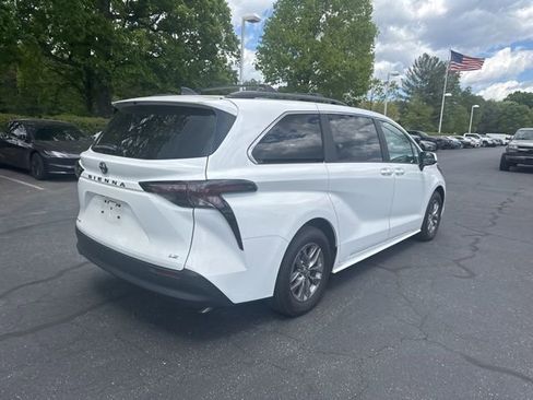 Used 2025 Toyota Sienna LE image 4