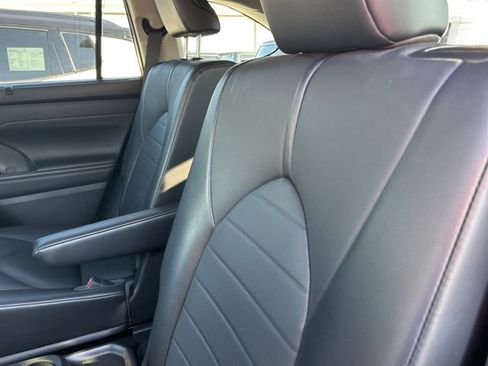 Used 2021 Toyota Highlander XLE image 42