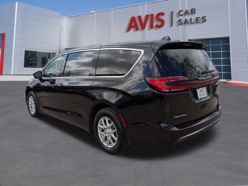 Used 2025 Chrysler Pacifica Select image 9