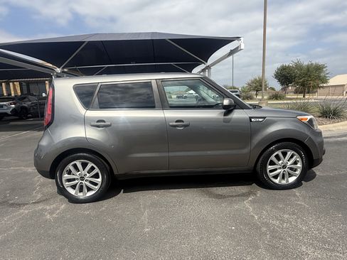 Used 2018 Kia Soul + FWD image 8