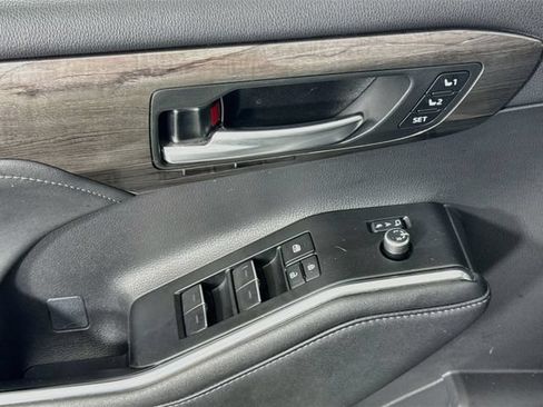 Used 2023 Toyota Highlander Platinum FWD image 17