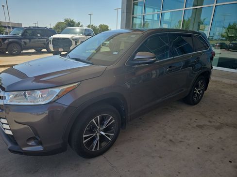 Used 2018 Toyota Highlander LE FWD image 1
