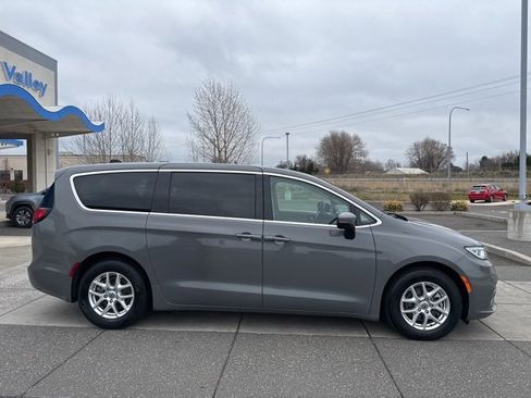 Used 2023 Chrysler Pacifica Touring-L image 3