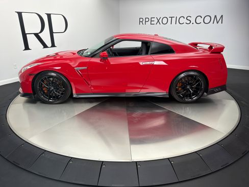 Used 2018 Nissan GT-R Premium AWD/4WD image 5