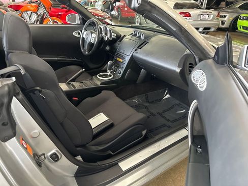 Used 2004 Nissan 350Z Enthusiast w/ Side Airbags Pkg image 50