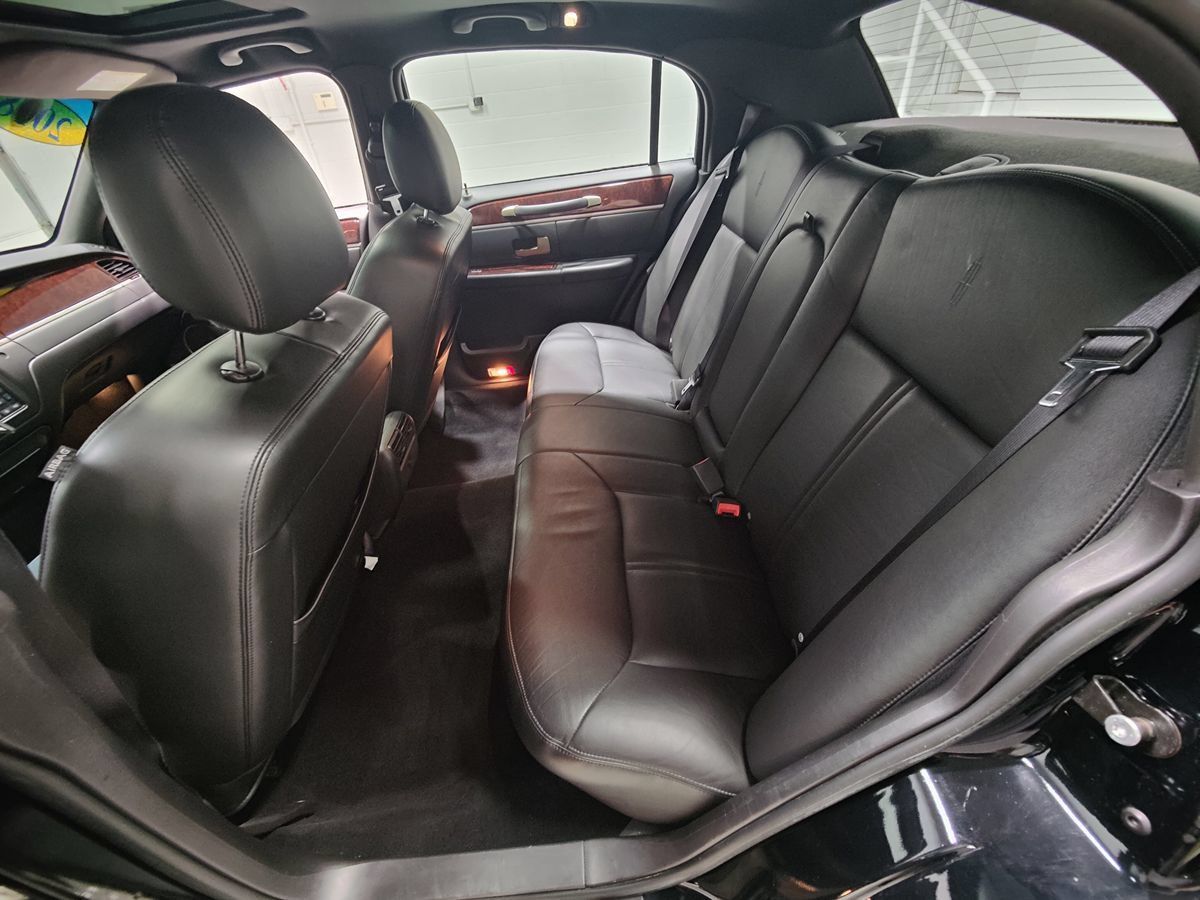Used 2008 Lincoln Town Car Signature Limited RWD image 40