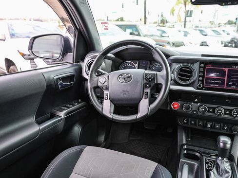 Used 2020 Toyota Tacoma TRD Sport w/ Technology Package AWD/4WD image 4