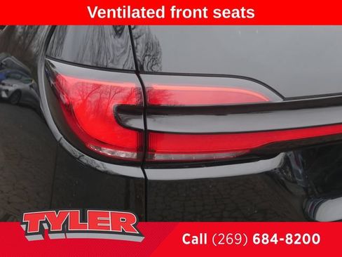 Used 2025 Chrysler Pacifica Limited FWD image 12
