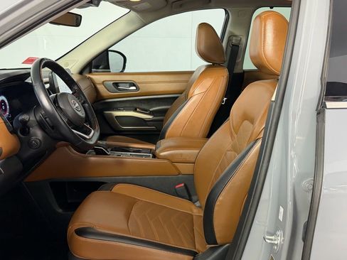 Used 2024 Nissan Pathfinder Platinum image 20