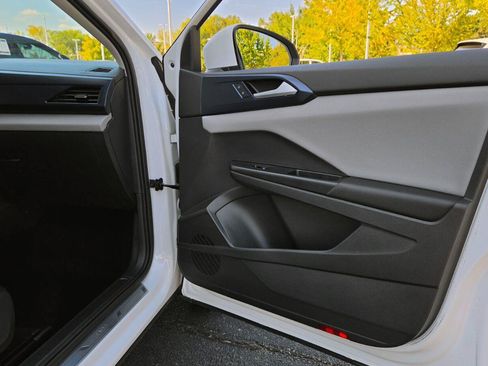 Used 2023 Volkswagen Taos SE w/ Panoramic Sunroof Package FWD image 48