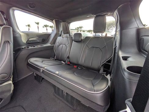 New 2026 Chrysler Pacifica Limited w/ Trailer Tow Group image 15