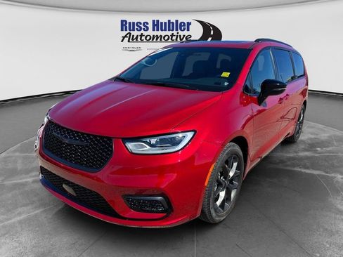 Used 2025 Chrysler Pacifica Limited w/ Trailer Tow Group FWD image 1