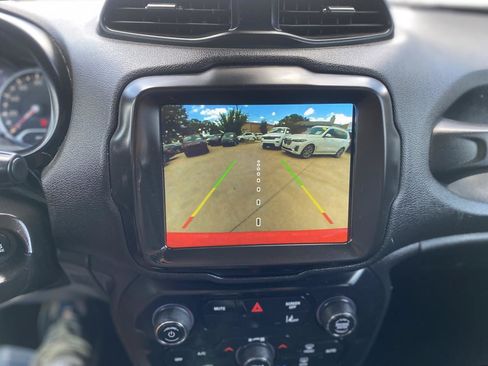 Used 2021 Jeep Renegade Latitude FWD image 17