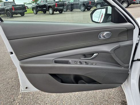 Used 2025 Hyundai Elantra SEL FWD image 12