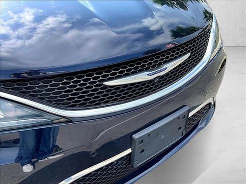 Used 2018 Chrysler Pacifica Limited w/ Advanced Safetytec Group FWD image 27