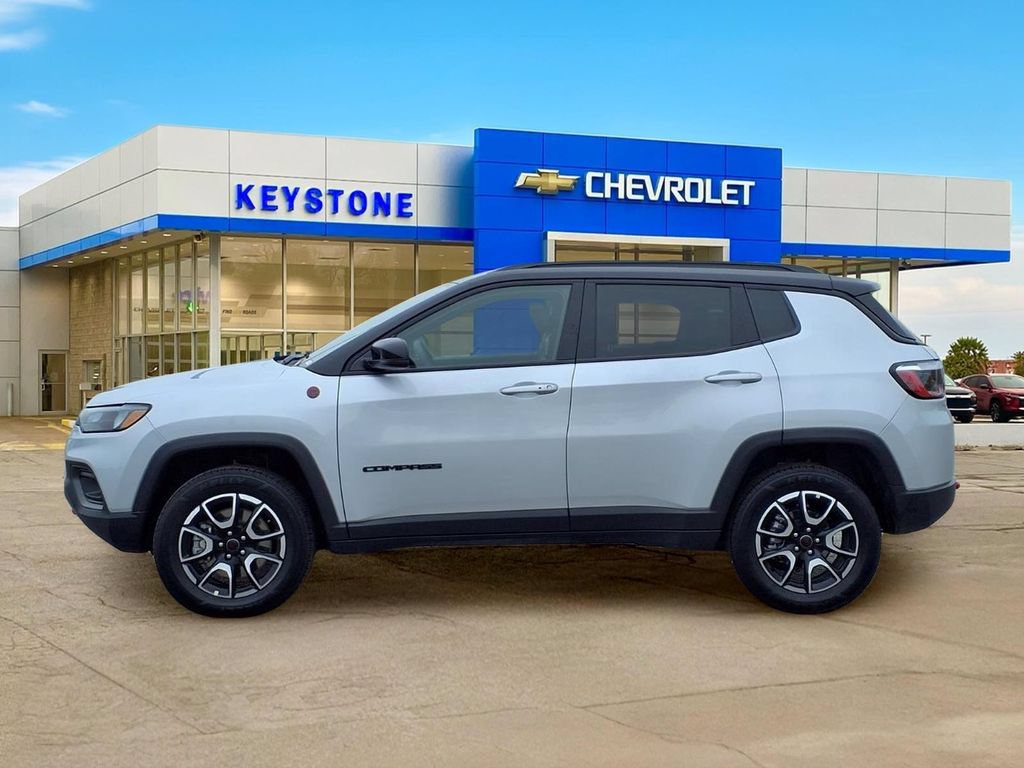 Used 2025 Jeep Compass Trailhawk AWD/4WD image 4