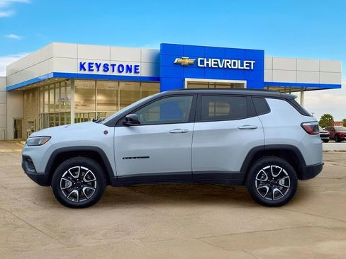 Used 2025 Jeep Compass Trailhawk AWD/4WD image 4