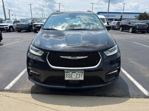 Used 2021 Chrysler Pacifica Touring-L FWD image 2
