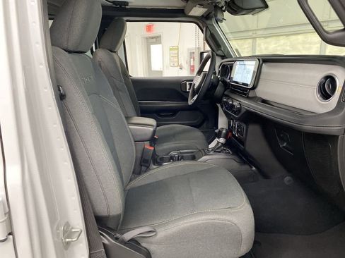 Used 2024 Jeep Wrangler Sahara image 19