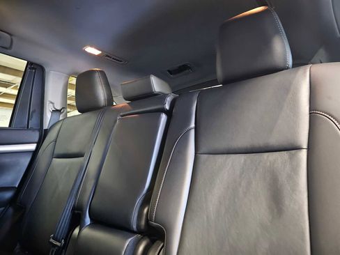 Used 2019 Toyota Highlander XLE image 19