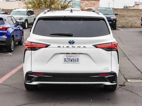 Used 2022 Toyota Sienna XSE image 3
