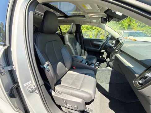 Used 2025 Volvo XC40 B5 Plus AWD/4WD image 19