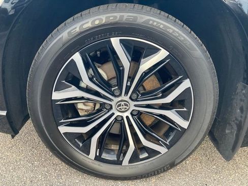 Used 2025 Toyota Crown Signia XLE image 13