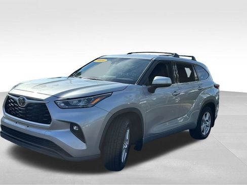Used 2020 Toyota Highlander LE image 3