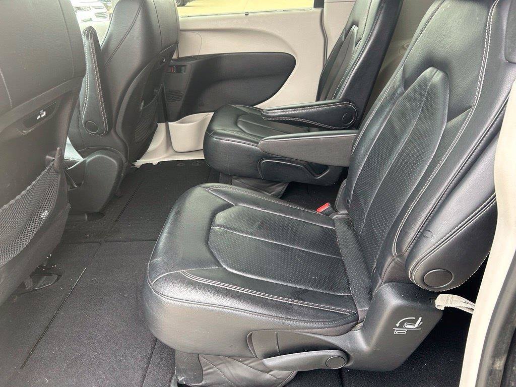 Used 2022 Chrysler Pacifica Touring-L FWD image 8