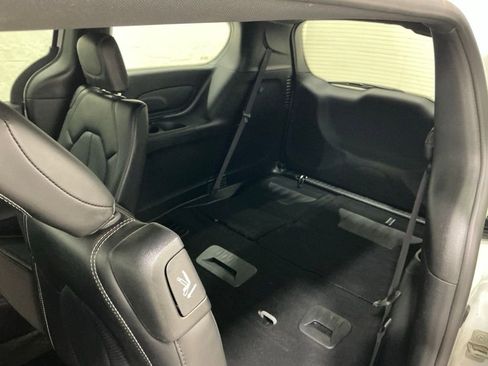 Used 2025 Chrysler Pacifica Select image 17