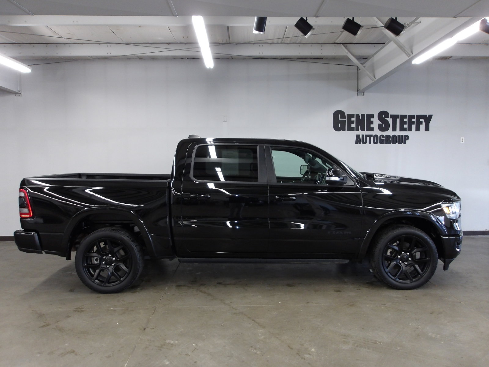 Used 2021 RAM 1500 Laramie AWD/4WD image 3