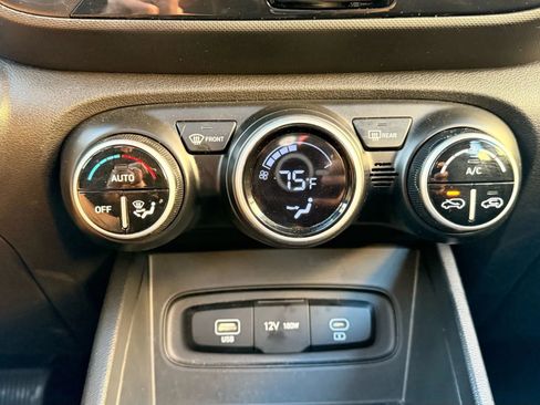 Used 2024 Hyundai Venue SEL image 24