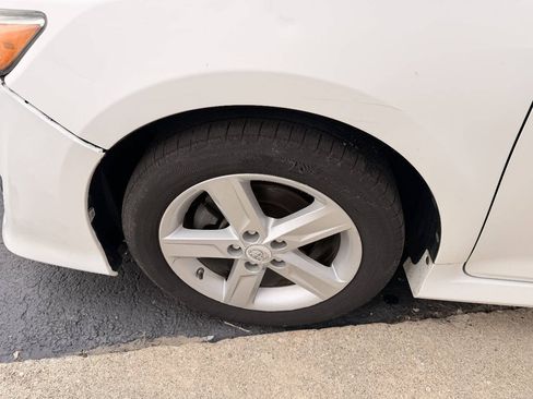 Used 2012 Toyota Camry SE w/ Leather Pkg FWD image 17