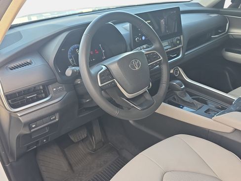 Used 2025 Toyota Grand Highlander AWD image 17