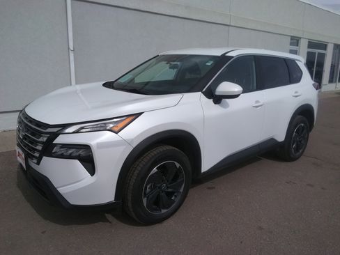 Used 2024 Nissan Rogue SV image 2